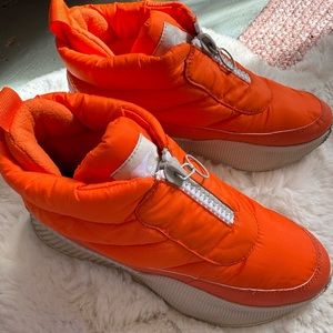 SOREL Out N About III Puffy Zip Orange Size 8.5